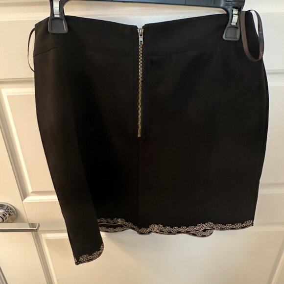 THML EMBORIDERED MINI SKIRT MEDIUM NWOT - Picture 3 of 3